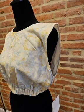 Sleeveless Cropped Shell Top in Cream with Pastel Yellow and Pale Blue Print